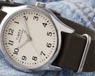 Часы Timex Weekender New England TW2Y86500 с корпусом серебристого цвета, кремовым циферблатом и темно-зелёным кожаным ремешком.