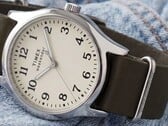 Часы Timex Weekender New England TW2Y86500 с корпусом серебристого цвета, кремовым циферблатом и темно-зелёным кожаным ремешком.