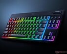 Низкопрофильная клавиатура Razer BlackWidow V4 TKL показана под углом (Источник изображения: Razer PR)
