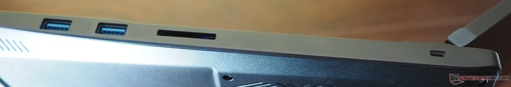 Правая сторона: 2x USB-A 3.2 Gen1, кардридер, замок Кенсингтона