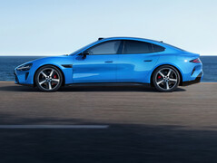 Xiaomi SU7 (2026) в новом цвете Capri Blue: электрический спортивный седан получил нечто большее, чем просто незначительный фейслифтинг. (Источник изображения: Xiaomi)