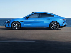 Xiaomi SU7 (2026) в новом цвете Capri Blue: электрический спортивный седан получил нечто большее, чем просто незначительный фейслифтинг. (Источник изображения: Xiaomi)