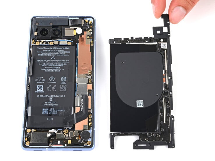 Замена батареи Pixel 7a - непростая задача. (Источник изображения: iFixit)