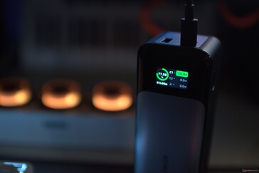 Мощность через порт USB-C 140 Вт, измеренная через банк питания Anker 737 140W.