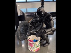 Основатель фигуры Бретт Адок показывает, как 02 загружает стиральную машину. (Источник изображения: Brett Adcock via X / ранее Twitter)