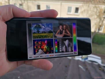 Поведение экрана смартфона на улице в тени