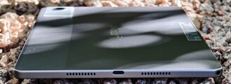 Правая сторона корпуса (динамик, USB-порт, динамик, аудиопорт)