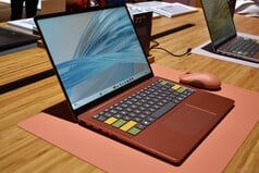 Lenovo IdeaPad Vibe 14 в цвете «Radiant Coral» с клавишами индивидуальной расцветки.