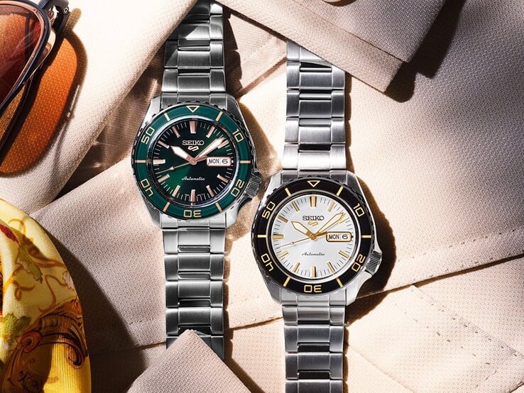 Часы Seiko 5 Sports SKX HDB004 и HDB005 представлены рядом на ткани: HDB004 в бело-чёрном исполнении и HDB005 в зелёном цвете с элементами цвета розового золота.