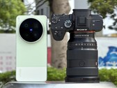 Vivo X300 Ultra противостоит камере Sony Alpha A7 с полнокадровым сенсором и дорогим объективом