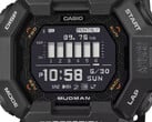 Часы Casio G-Shock Mudman GDG-B100 с красно-белым цифровым дисплеем на фоне сурового горного пейзажа.