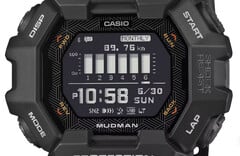 Часы Casio G-Shock Mudman GDG-B100 с красно-белым цифровым дисплеем на фоне сурового горного пейзажа.