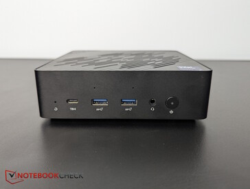 Спереди: Сброс, TB4, 2x USB-A 3.2 Gen 2, разъем для гарнитуры, кнопка питания