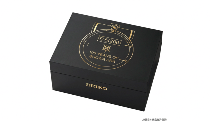 Хронограф Seiko D51 поставляется в чёрной подарочной коробке с золотистым изображением паровоза.