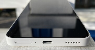 Внизу: dual-SIM, микрофон, USB-C 2.0, динамик (источник изображения: Manuel Masiero)
