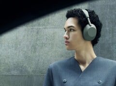 У модели Sony WH-1000XM6 также наблюдаются проблемы с шарнирами.