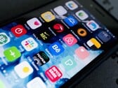 Крупный план экрана смартфона с множеством значков приложений