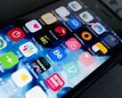 Крупный план экрана смартфона с множеством значков приложений