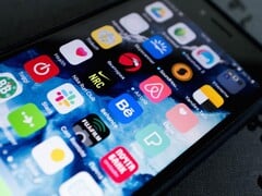 Крупный план экрана смартфона с множеством значков приложений