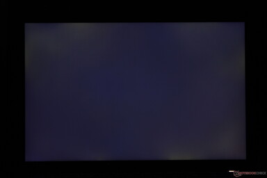 Свет - умеренный неравномерный оттенок подсветки по краям