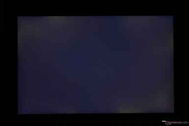 Свет - умеренный неравномерный оттенок подсветки по краям