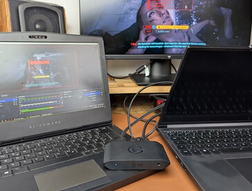 Внутренний дисплей ноутбука расположен на расстоянии от внешнего бильдширма