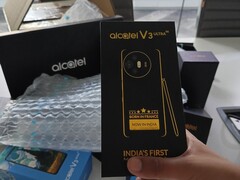 Alcatel V3 Ultra будет поставляться со стилусом, как и Galaxy S25 Ultra от Samsung. (Источник изображения: Мадхав Шетх)