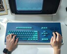 Клавиатура MDR Dasher, изображенная здесь с копией рабочей станции MDR, занимает много места на столе (Источник изображения: Atomic Keyboard)