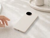 Модель Sharp Aquos Wish 6 отличается необычным дизайном с круглым модулем камеры.