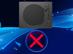 Виниловый проигрыватель Sony, изображённый выше, и игровой диск для PS5