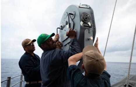 USS Normandy проводит демонстрацию LRAD (Источник изображения: Фотография специалиста по массовым коммуникациям 2-го класса Малачи Лэйки (Malachi Lakey) 