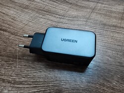 Зарядное устройство Ugreen Nexode 65W, которое мы использовали для теста зарядки.