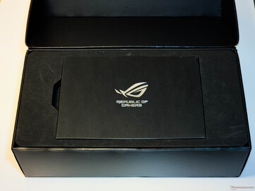 Asus ROG Astral GeForce RTX 5080 OC: упаковка