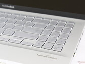 Клавиши NumPad и стрелкок на Asus VivoBook S15 хуже нажимаются и меньше по размеру в сравнении с основными QWERTY-клавишами, несмотря на наличие места для их размещения