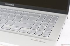 Клавиши NumPad и стрелкок на Asus VivoBook S15 хуже нажимаются и меньше по размеру в сравнении с основными QWERTY-клавишами, несмотря на наличие места для их размещения