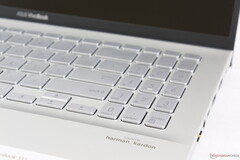 Клавиши NumPad и стрелкок на Asus VivoBook S15 хуже нажимаются и меньше по размеру в сравнении с основными QWERTY-клавишами, несмотря на наличие места для их размещения