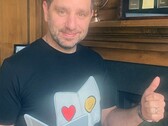 CEO Microsoft показал Surface Duo в новом защитном чехле (Изображение: Panay/Twitter)