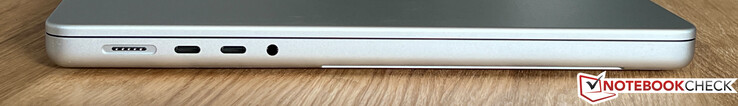 Левая сторона: MagSafe, 2x USB-C 4.0 (Thunderbolt 3 40 Гбит/с, DisplayPort-Alt mode, Power Delivery), аудио разъем