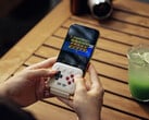 Устройство 8BitDo FlipPad подключается к порту USB-C вашего смартфона.