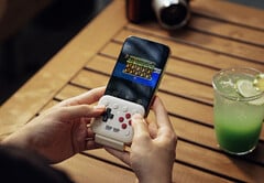 Устройство 8BitDo FlipPad подключается к порту USB-C вашего смартфона.