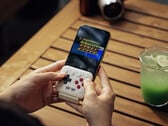 Устройство 8BitDo FlipPad подключается к порту USB-C вашего смартфона.