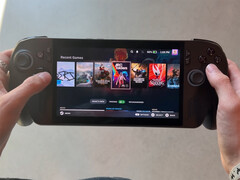 Похоже, что Bazzite OS обеспечивает гораздо лучшие впечатления, чем Windows 11. На снимке: игровой портативный компьютер под управлением прежней ОС. (Источник изображения: Cyber Dopamine)