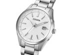 Вид под углом на часы Citizen CB0300-53A Eco-Drive с серебристым циферблатом, корпусом из нержавеющей стали и браслетом из трёх звеньев.