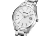 Вид под углом на часы Citizen CB0300-53A Eco-Drive с серебристым циферблатом, корпусом из нержавеющей стали и браслетом из трёх звеньев.