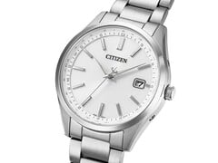 Вид под углом на часы Citizen CB0300-53A Eco-Drive с серебристым циферблатом, корпусом из нержавеющей стали и браслетом из трёх звеньев.