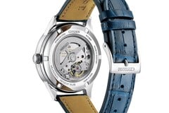 Вид сзади модели Citizen NJ0250-01A, демонстрирующий открытый автоматический механизм 8210 через прозрачную заднюю крышку корпуса.