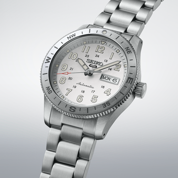 Автоматические часы Seiko 5 Sports HDB007 с белым циферблатом, ободком с компасом и стальным браслетом.