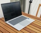 HP EliteBook X G2i — несмотря на то что яркость экрана установлена на максимальный уровень, а функция SureView отключена, текст сбоку не читается