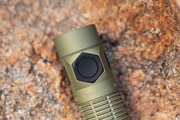 Боковой переключатель обеспечивает доступ ко всем пяти уровням яркости.