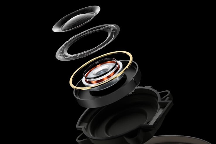 Углеволоконные излучатели (вверху) и окружающие их элементы Symmetrical Surround Technology (SST) превосходят 40-мм излучатели, установленные в наушниках Technics A1000.